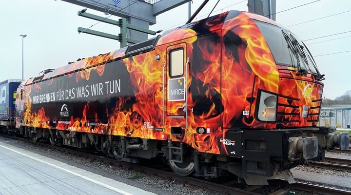 TX Logistik and sector associations put a specially branded freight locomotive with a clear message on tracks